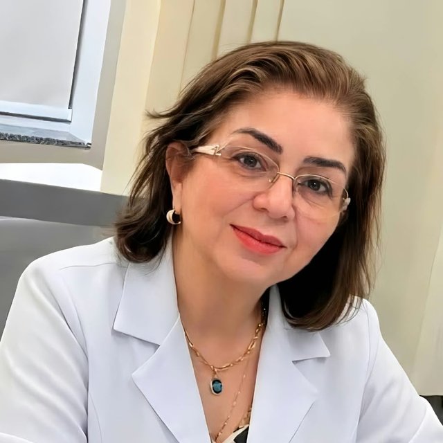 Dra. Edwiges no consultório
